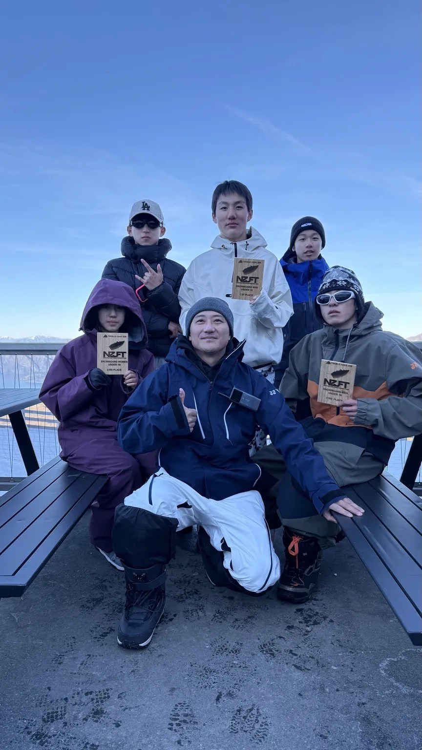 Qi Snow Team 成员在雪场合影