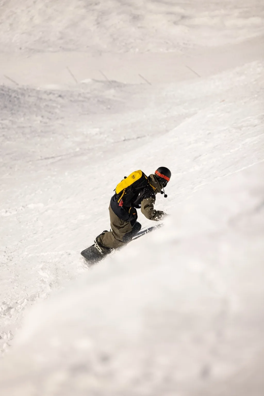 运动员在 Treble Cone 雪坡上转弯滑行的实拍照片